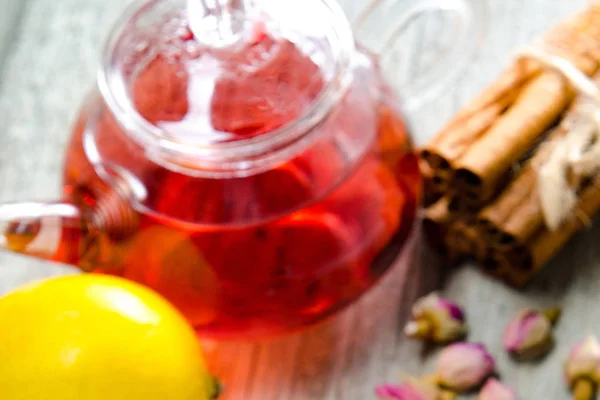 Masada servis edilen fincanda meyve çileği çayı — Stok fotoğraf