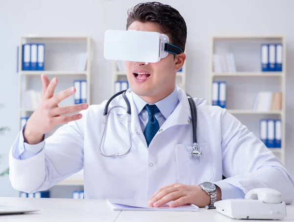 Joven médico con auriculares de realidad virtual vr trabajando en el offi — Foto de Stock