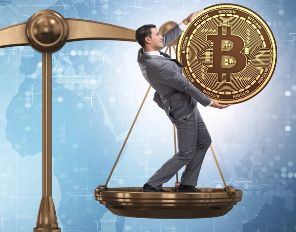 Biznesmen na skalę z bitcoinami i innymi walutami — Zdjęcie stockowe