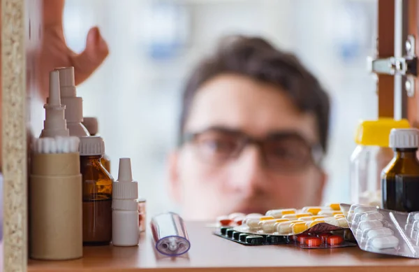 Doctor at farmacy retail shop looking for medicines — Stock Photo, Image