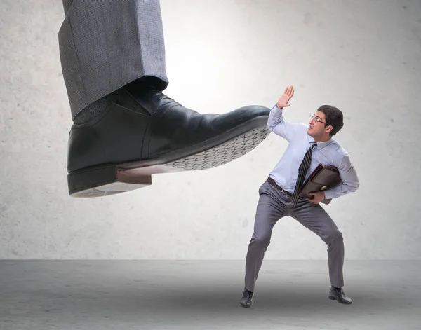 Malo jefe enojado estampando en empleado en concepto de negocio —  Fotos de Stock