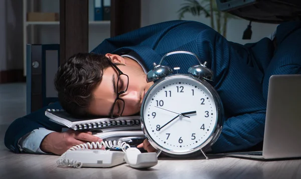 Uomo d'affari che fa gli straordinari lunghe ore in ritardo in ufficio — Foto Stock