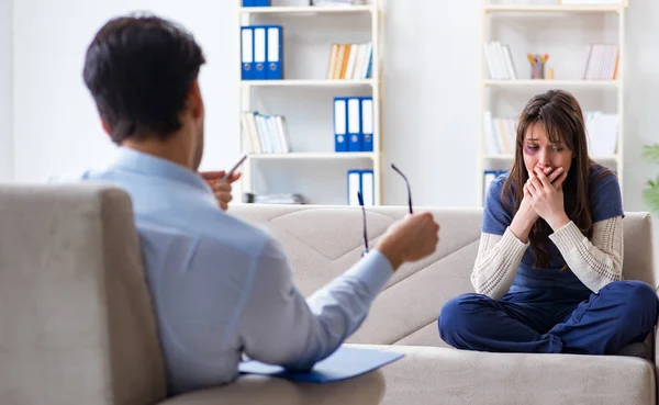 Psychologist counselling woman beaten by husband — Stock Photo, Image