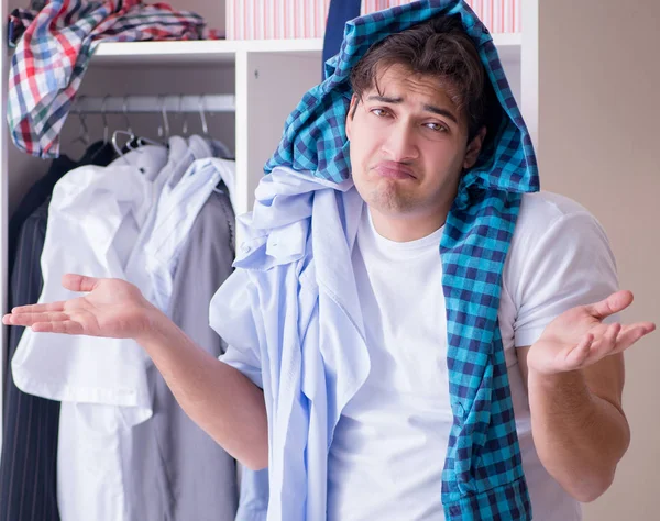 Man hjälplös med smutsiga kläder efter separera från fru — Stockfoto