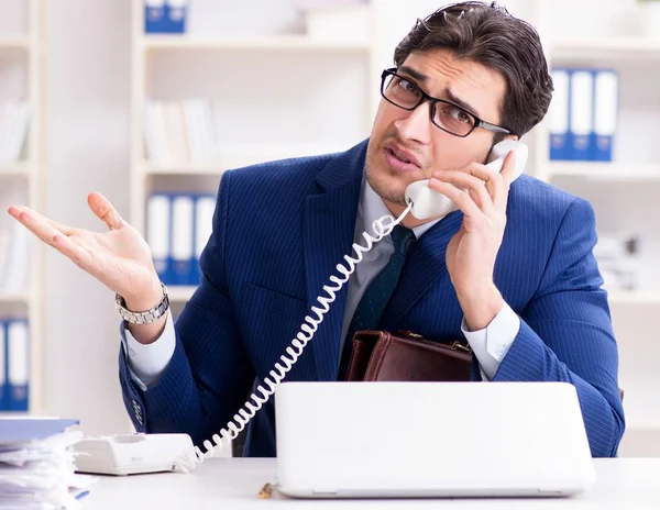 Empresário com pressa tentando cumprir prazo — Fotografia de Stock