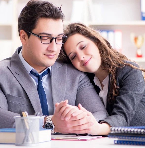 Pareja feliz trabajando en la misma oficina — Foto de Stock