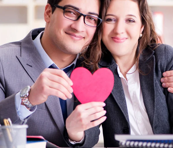 Pareja feliz trabajando en la misma oficina —  Fotos de Stock