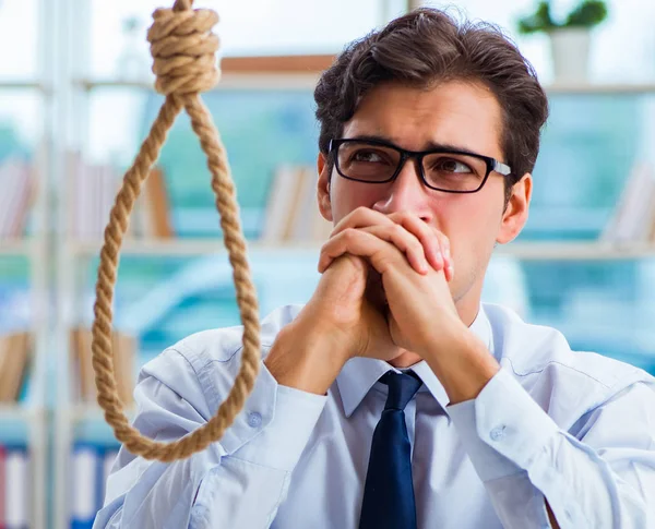 Ongelukkige zakenman die denkt zichzelf op te hangen in het kantoor — Stockfoto