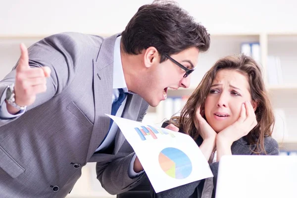 Patron en colère mécontent de la performance des employées — Photo