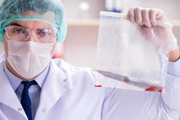 Investigador forense trabajando en laboratorio en evidencia de crimen —  Fotos de Stock