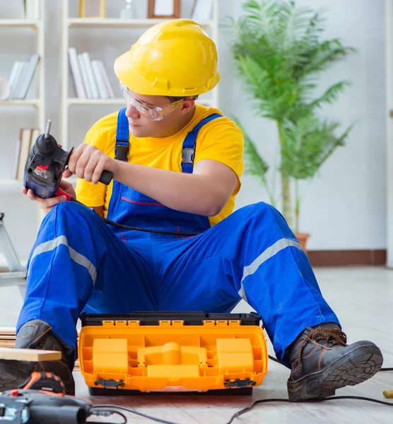 Junger Mann montiert Holzpalette — Stockfoto