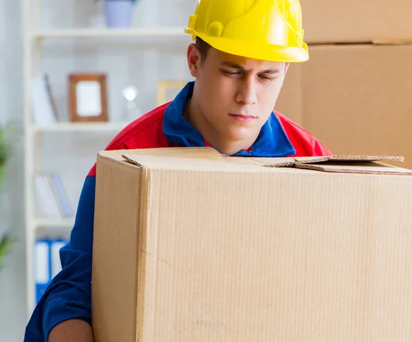 Jeune homme travaillant dans les services de déménagement avec des boîtes — Photo