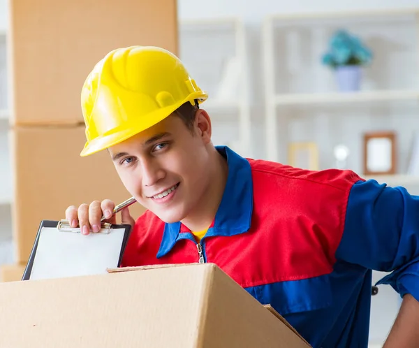 Jonge man aan het werk in verhuisdiensten met dozen — Stockfoto