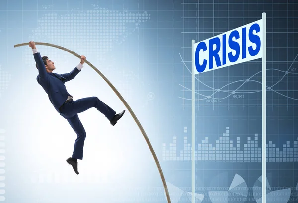 Бизнесмен прыгает с шестом над кризисом в бизнес-концепции — стоковое фото
