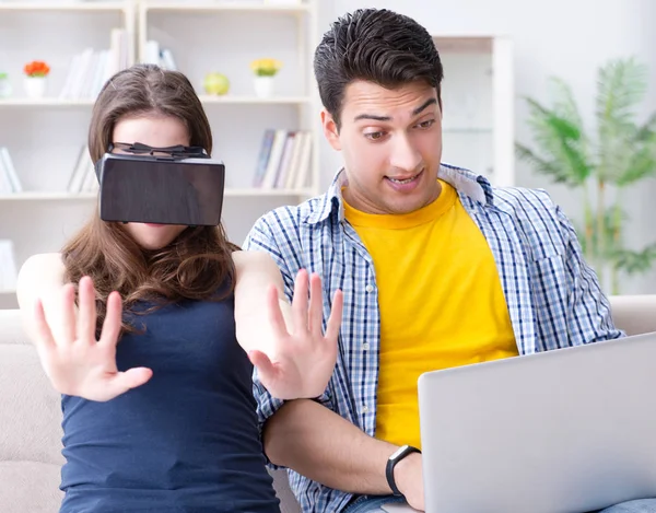 Молодая семья играет в игры с очками виртуальной реальности — стоковое фото