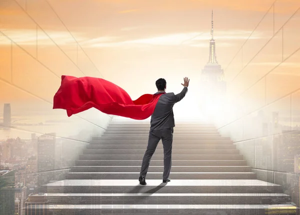 Супергерой-бизнесмен нажимает виртуальные кнопки на карьерной лестнице — стоковое фото
