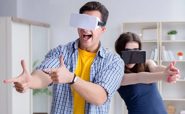 Fiatal család játszik játékok virtuális valóság szemüveg — Stock Fotó