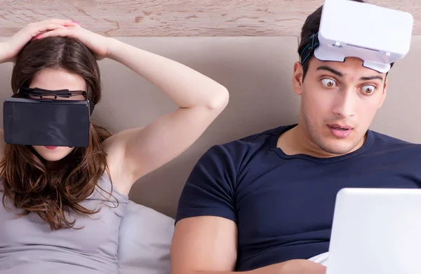 Manželka a manžel s brýlemi virtuální reality v posteli — Stock fotografie