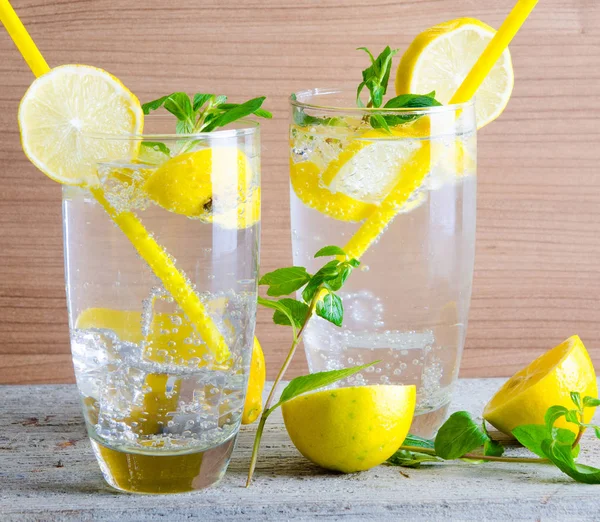 Vasos de mojito con limón y paja para beber —  Fotos de Stock