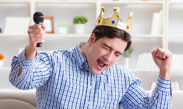 Homem engraçado cantando músicas em karaoke em casa — Fotografia de Stock