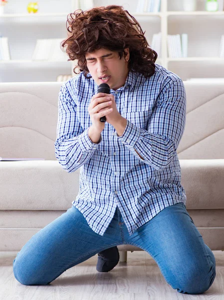 Αστείος άντρας που τραγουδάει στο καραόκε στο σπίτι. — Φωτογραφία Αρχείου