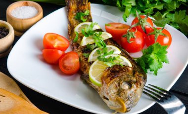 Kızarmış balık tabakta servis edilir.