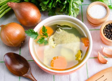 Tabakta servis edilen balık çorbası.