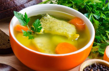 Tabakta servis edilen balık çorbası.