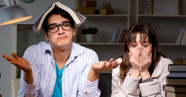 İki öğrenci geç saatlere kadar çalışıp sınavlara hazırlanıyor.