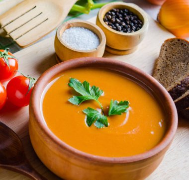 Masada servis edilen kabak çorbası.