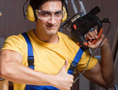 Marangozluk konseptinde tamir atölyesinde çalışan işçi