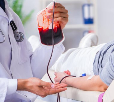 Hastanenin kliniğinde kan nakli olan hasta.