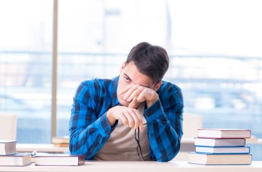 Eski sevgilisine kitap hazırlayan öğrenci boş kütüphanede okuyor