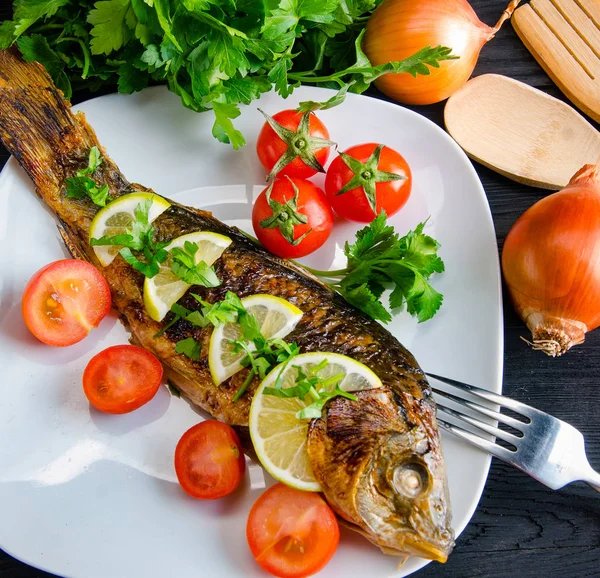 Pescado frito servido en el plato —  Fotos de Stock