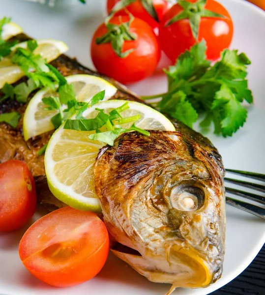 Жареная рыба подается на тарелке — стоковое фото