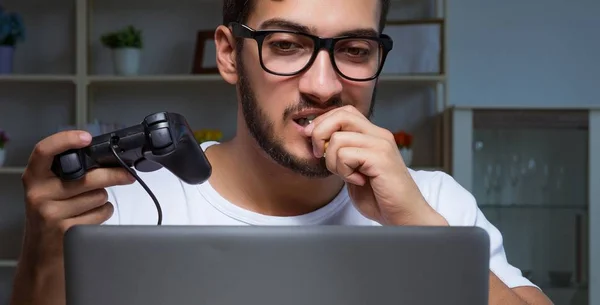 Jeune homme jouant à des jeux longues heures en retard au bureau — Photo