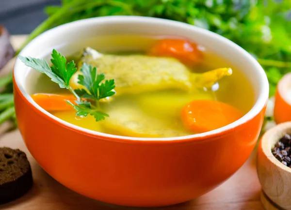 Sopa de peixe servida na mesa em prato — Fotografia de Stock