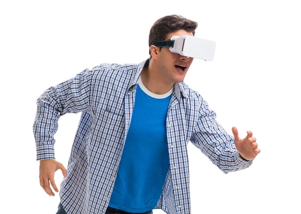 Młody człowiek w okularach VR wirtualnej rzeczywistości — Zdjęcie stockowe