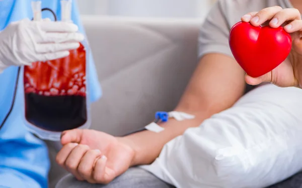 Paciente recibiendo transfusión de sangre en clínica hospitalaria — Foto de Stock