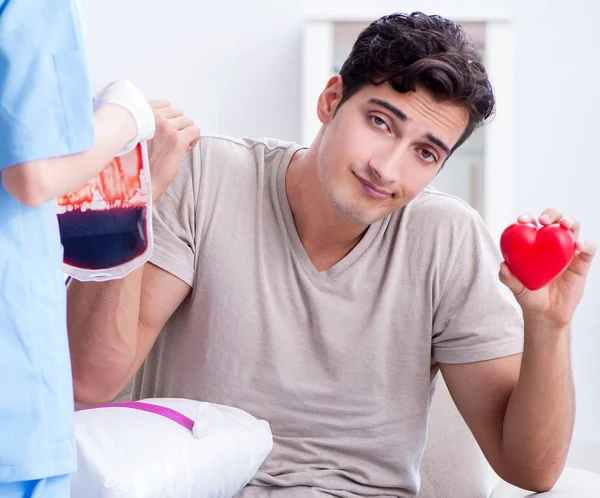 Patient getting blood transfusion in hospital clinic — Stock Photo, Image