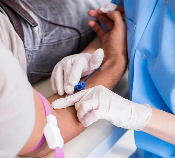 Paciente recibiendo transfusión de sangre en clínica hospitalaria — Foto de Stock