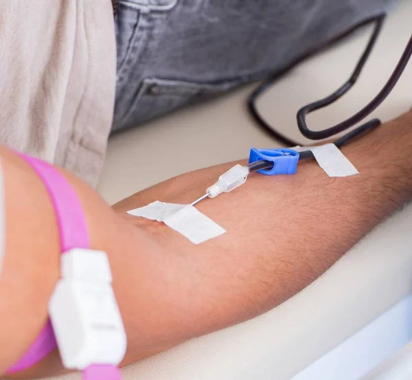 Paciente recibiendo transfusión de sangre en clínica hospitalaria — Foto de Stock