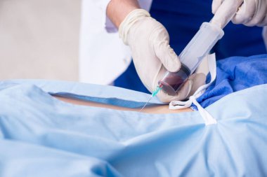 Kadın hasta klinikte iğne oluyor.