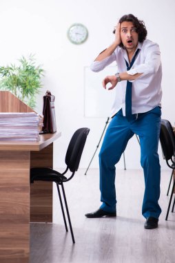 Genç bir erkek işçi aşırı işten memnun değil.