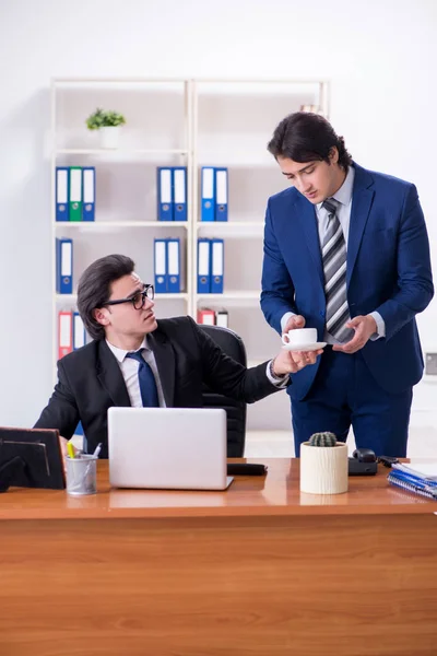 Jefe y su asistente masculino trabajando en la oficina —  Fotos de Stock