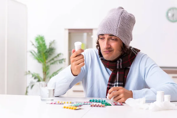 Jovem que sofre de gripe em casa — Fotografia de Stock