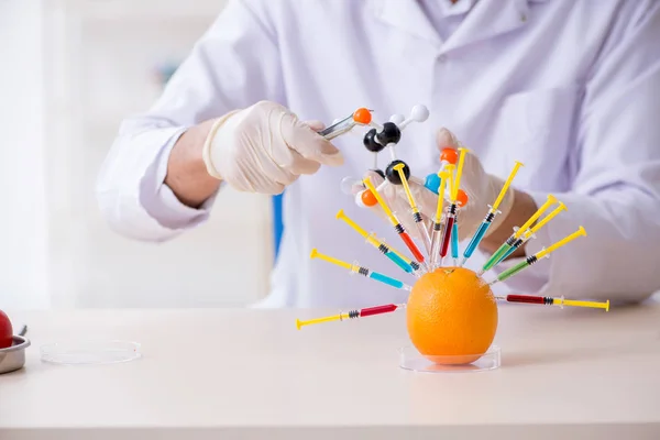 Nutrição masculina especialista em testes de produtos alimentares em laboratório — Fotografia de Stock