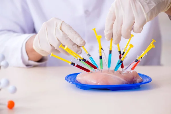 Эксперт по мужскому питанию тестирует продукты питания в лаборатории — стоковое фото