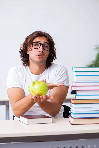 Giovane studente maschio seduto in classe — Foto Stock