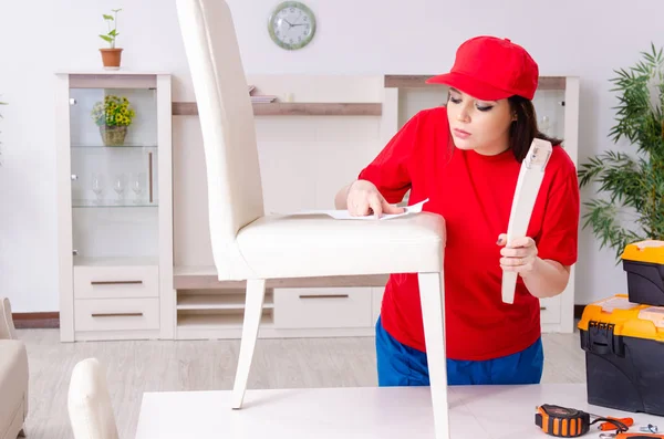 Jeune femme réparer chaise à la maison — Photo